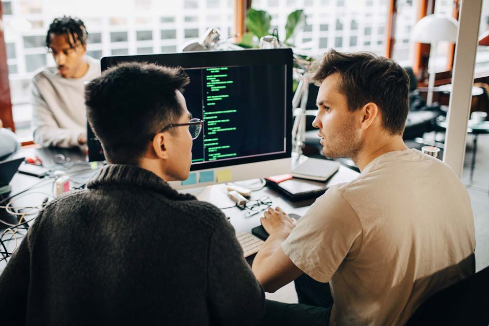 Två utvecklare som programmerar